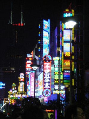 Geht man in der Dunkelheit eine der gro&szlig;en Einkaufsstra&szlig;en entlang, &uuml;berbieten sich die einzelnen Gesch&auml;fte mit der Gr&ouml;&szlig;e und Helligkeit der angebrachten Leuchtreklamen... selbstverst&auml;ndlich fast ausschlie&szlig;lich auf Chinesisch